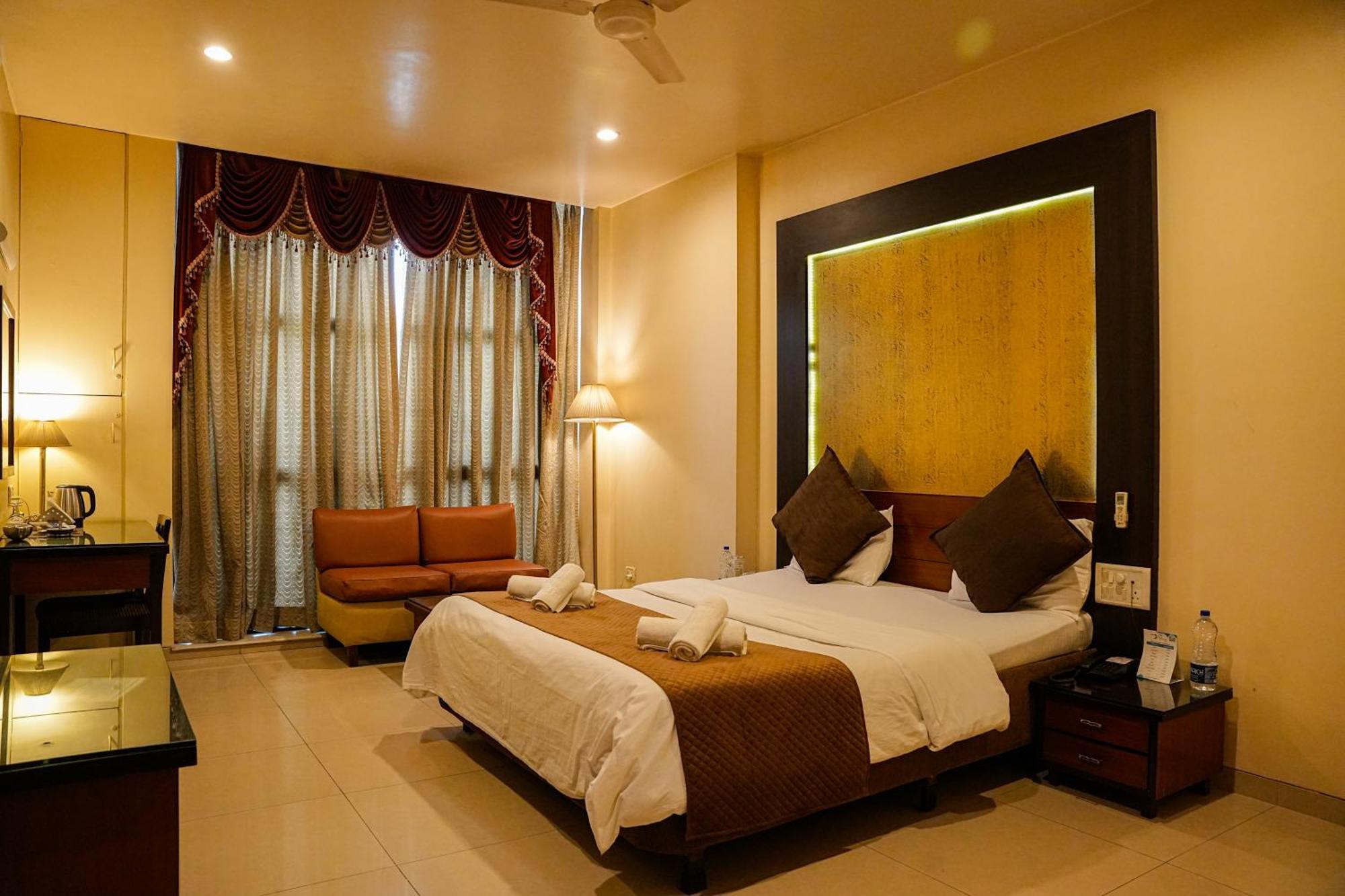 Hotel Viva Inn Yerandwane Exterior foto