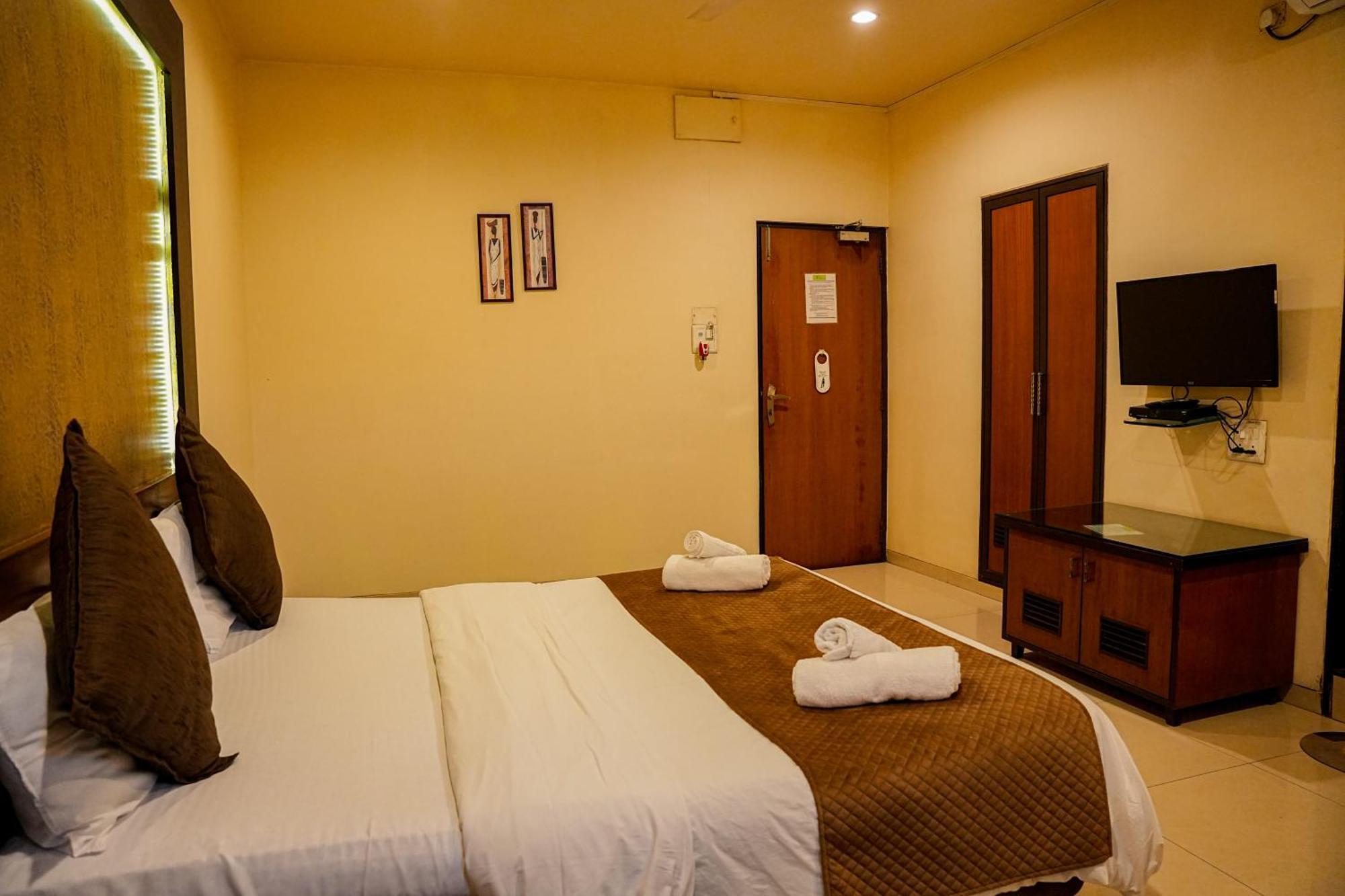 Hotel Viva Inn Yerandwane Exterior foto